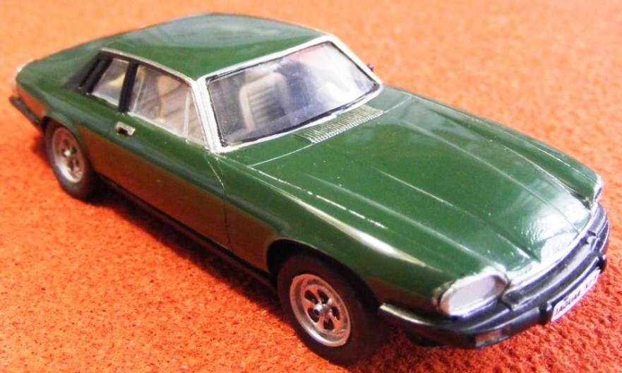 Road SignatureジャガーXJS 1975 ロードシグネチャー 1975 Jaguar XJS Coupe Silver 1/18 Diecast Car Model by Road